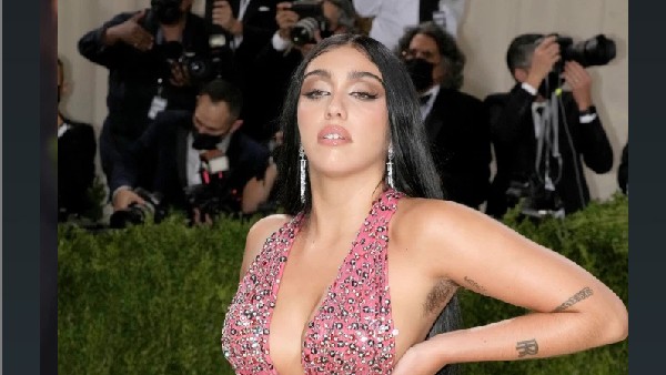 किम कर्दाशियां की ड्रेस भी खूब चर्चा में रही