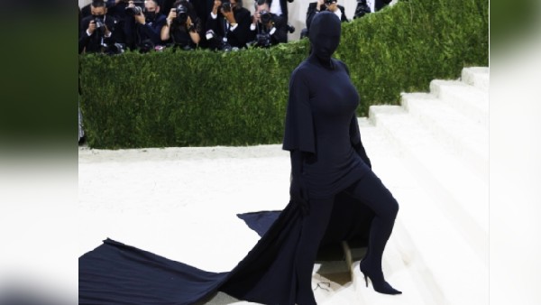 सिर से पांव तक ढकीं नजर आईं किम कर्दाशियां