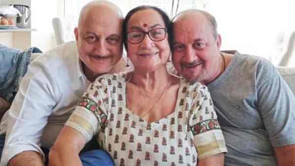 अनुपम खेर की मां दुलारी जी बहुत फेमस