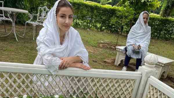 मां के साथ बिता रही हैं समय