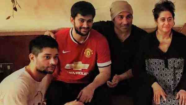 सनी देओल की फैमिली फोटो