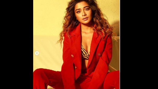 टीना दत्ता की रेड ड्रेस में तस्वीरें टीना दत्ता की रेड ड्रेस में तस्वीरें