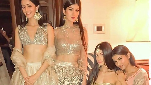 दोस्तों संग फोटो