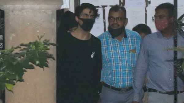 रेव पार्टी में लिए गए हिरासत में