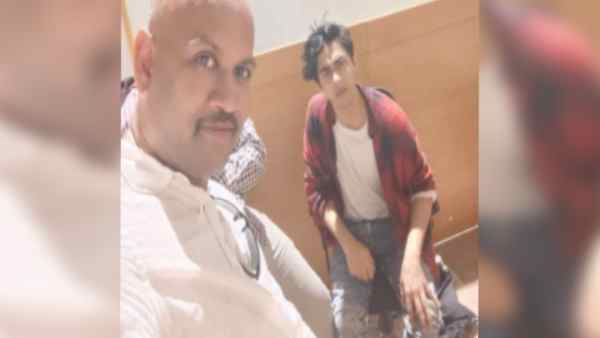 हिरासत से ही वायरल हुई सेल्फी