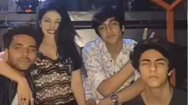 आर्यन और उनके दोस्त गिरफ्तार