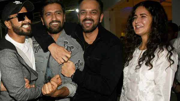 दोस्तों के ग्रुप में हो चुके हैं शामिल