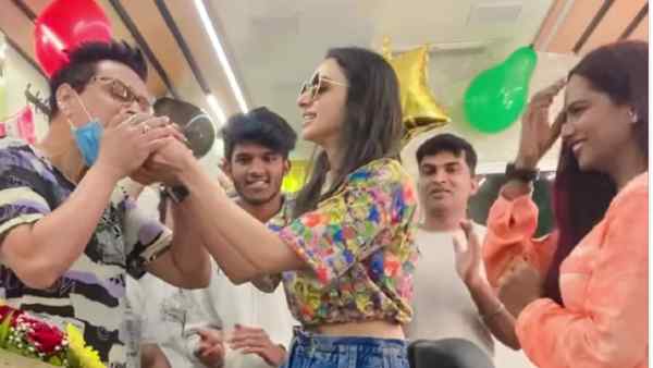 सेट पर मनाया जन्मदिन