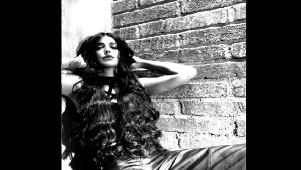 मोनोक्रोम तस्वीर श्रुति हासन मोनोक्रोम तस्वीर श्रुति हासन