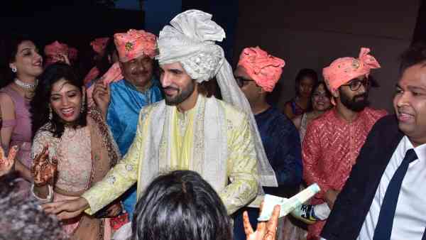 बारातियों के साथ जमकर थिरके बारातियों के साथ जमकर थिरके