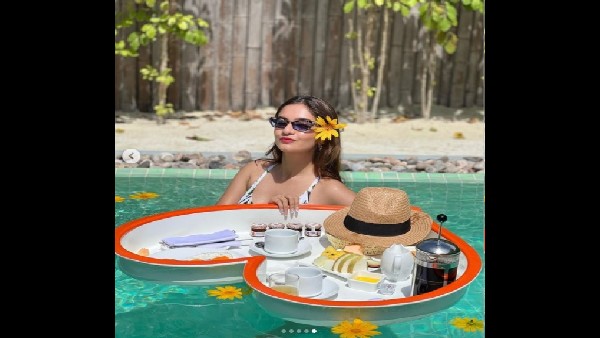 अनुष्का सेन का ग्लैमरस अंदाज अनुष्का सेन का ग्लैमरस अंदाज