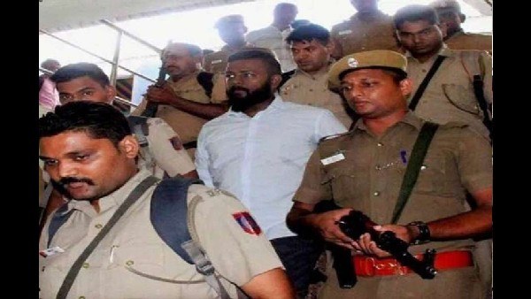 जैकलीन को ऐसे फंसाया 