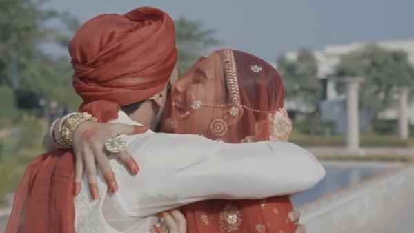 एक दूसरे के साथ बांटी खुशी