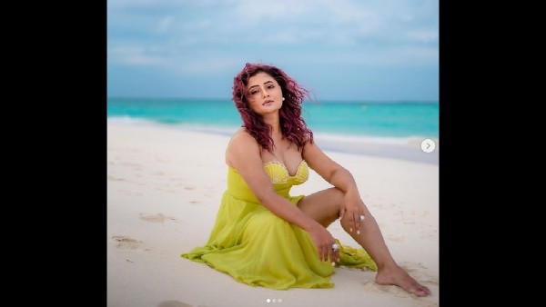 रश्मि देसाई का सेक्सी लुक