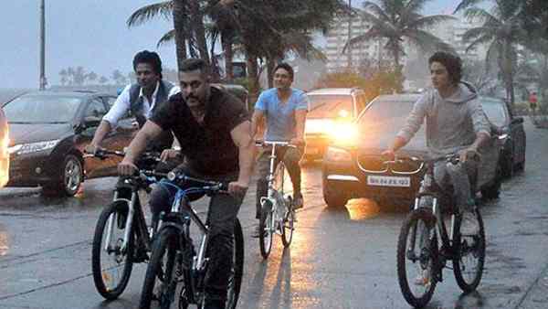 दोस्ती निभा रहे सलमान