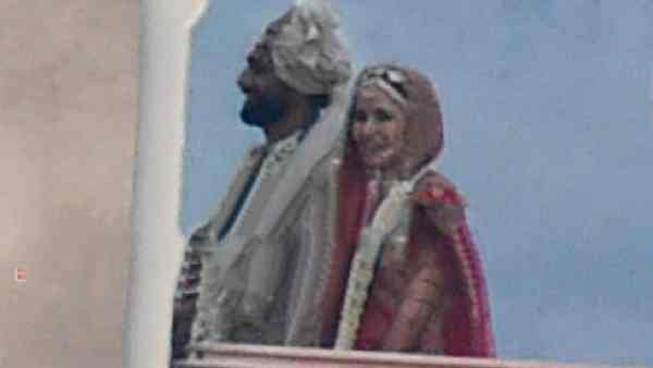 बेहद खुश दिखा कपल