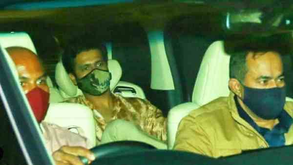 केवल परिवार की हाज़िरी