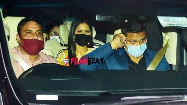 अलग अलग गाड़ियों में पहुंचे