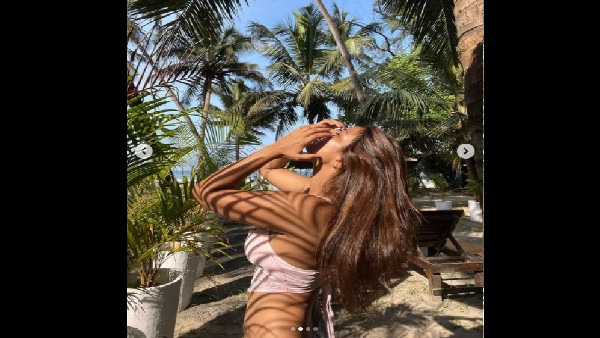 निया का नाम नेहा शर्मा 