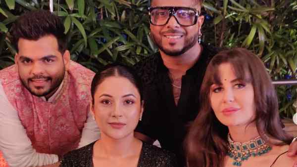 मैनेजर की सगाई में आईं नज़र