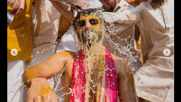 दोस्तों के साथ विकी कौशल की हल्दी पर मस्ती