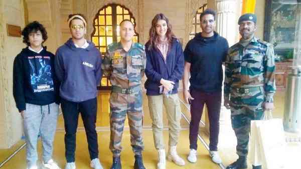 कई कलाकारों के साथ जुड़ा है नाम