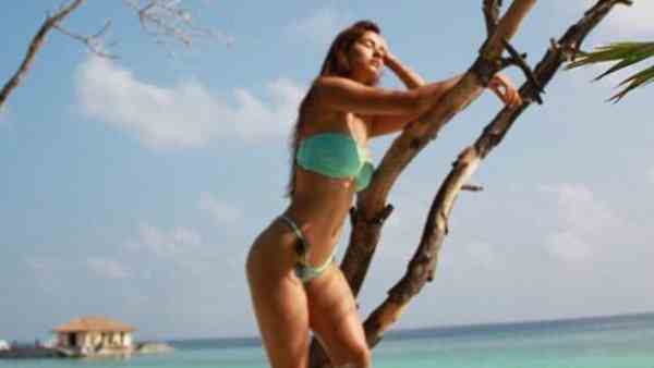 एम एस धोनी के साथ चमकी