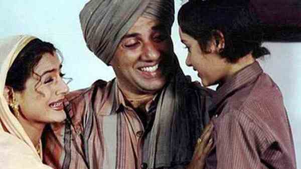 ट्रेन आगे कूद कर दे दी थी जान