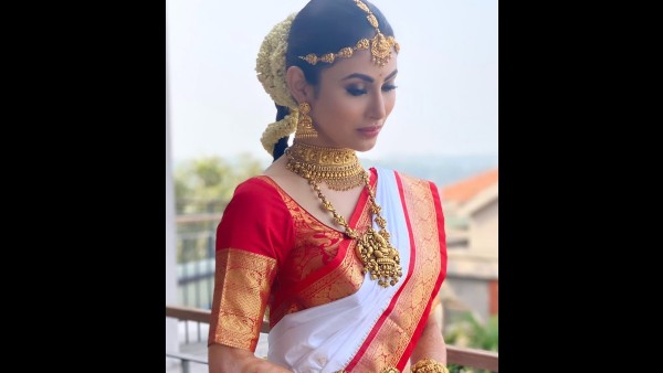 दुल्हन मौनी रॅाय का खूबसूरत लुक दुल्हन मौनी रॅाय का खूबसूरत लुक