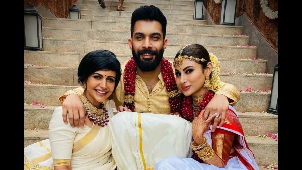 मंदिरा बेदी ने शेयर की मौनी और सूरज की शादी की यह फोटो मंदिरा बेदी ने शेयर की मौनी और सूरज की शादी की यह फोटो