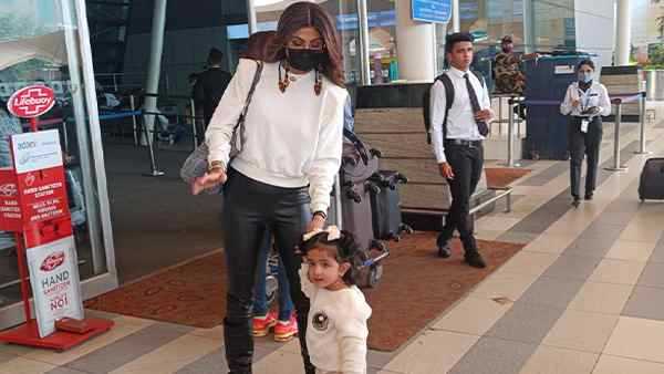 फैन्स देते हैं ढेर सारा प्यार फैन्स देते हैं ढेर सारा प्यार