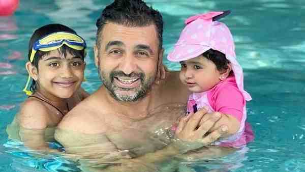 तस्वीरों में मिलता है फैन्स का प्यार