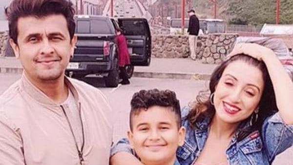 हम एक हैप्पी कोरोना फैमिली- सोनू निगम हम एक हैप्पी कोरोना फैमिली- सोनू निगम