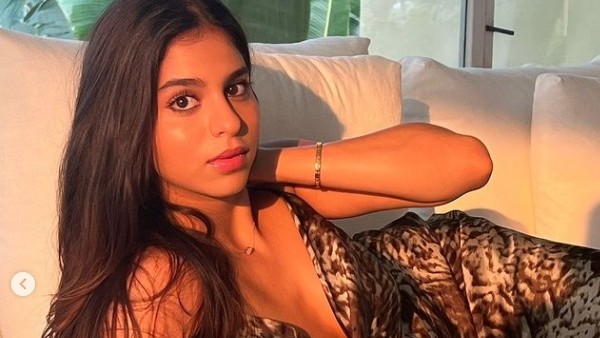 सुहाना खान सोफे पर दे रही हैं पोज