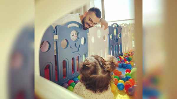 कैमरों से दूर वामिका कैमरों से दूर वामिका