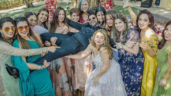 गर्ल गैंग के साथ फरहान