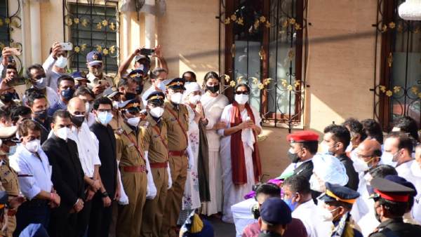 सलामी देते हुए सेना और पुलिस के जवान