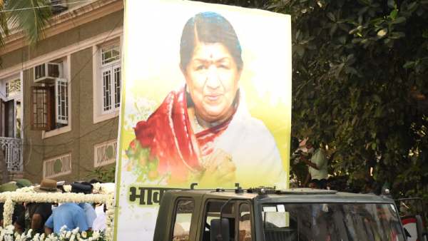 अंतिम दर्शन के लिए लगी भीड़