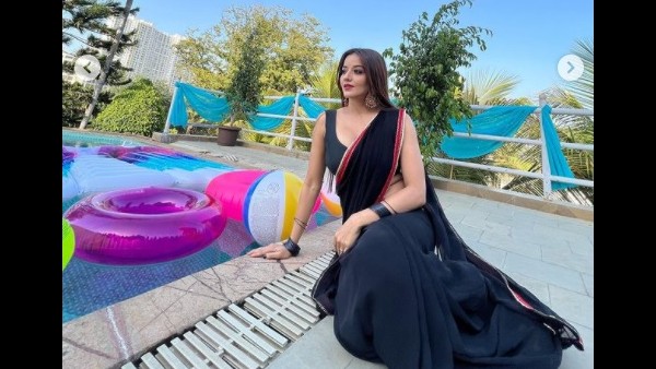 मोनालिसा ने दिखाया फिगर