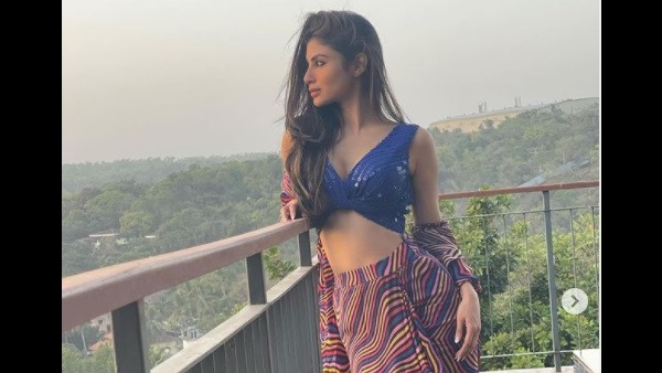 मौनी रॅाय ने ब्लू रंग के डीप नेक टॉप के साथ