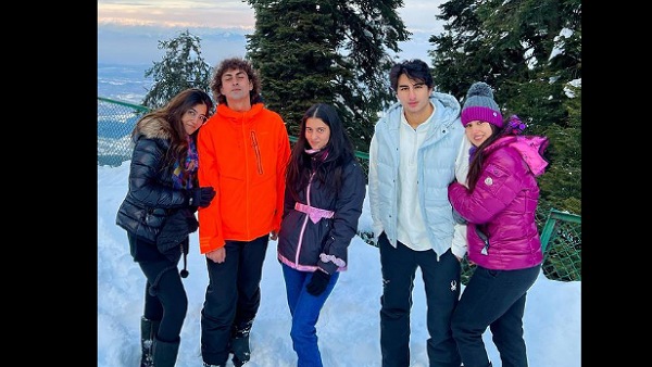 दोस्तों के साथ सारा