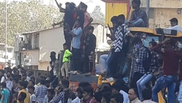 हिंदुस्तानी भाऊ के कहने के बाद सड़क पर प्रदर्शन? हिंदुस्तानी भाऊ के कहने के बाद सड़क पर प्रदर्शन?