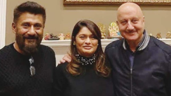 विवेक अग्निहोत्री के पैर पकड़कर रोने लग पड़ीं