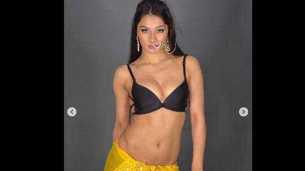 नम्रता मल्ला का सेक्सी डांस