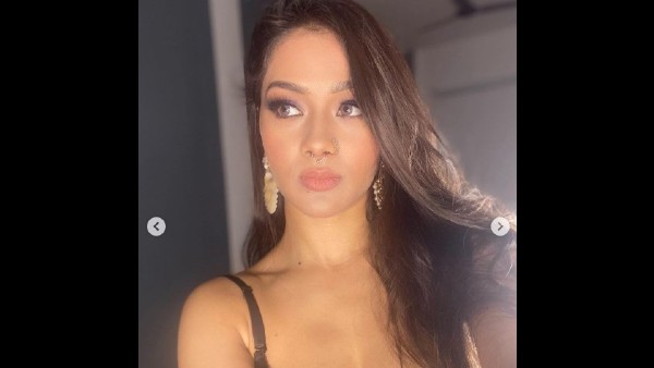 बिकिनी स्टाइल में नम्रता मल्ला की 7 फोटो