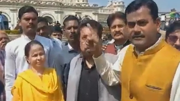 सैकड़ों जूनियर कलाकारों ने किया हंगामा