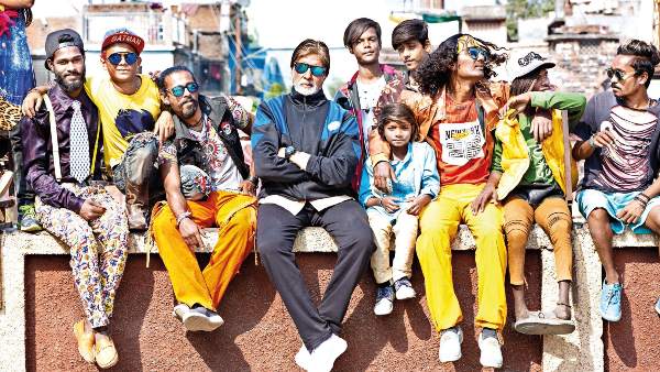 पूरी टीम को अपने घर किया आमंत्रित