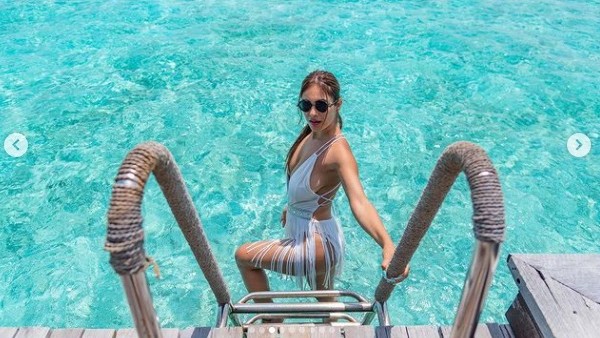 नेहा मलिक ने मोनोकनी पहनी हुई