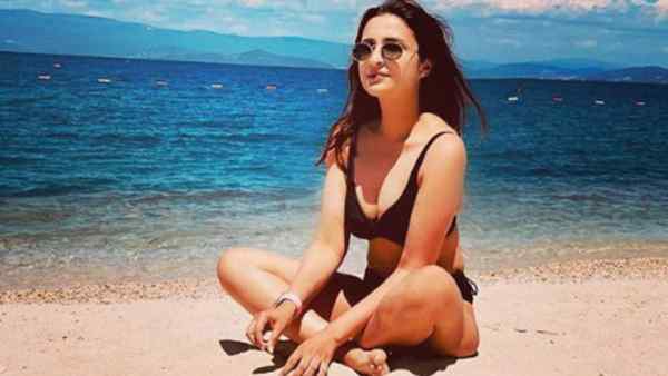 बड़ी फिल्म में व्यस्त