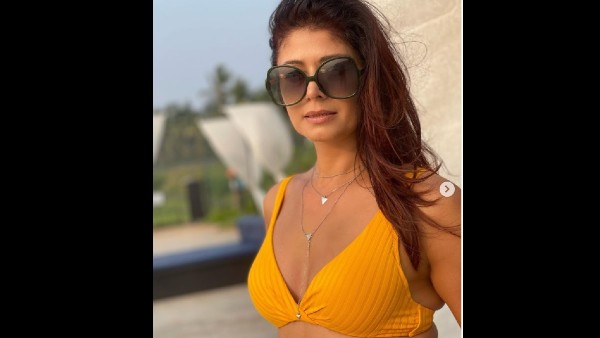 बिकिनी में पूजा बत्रा